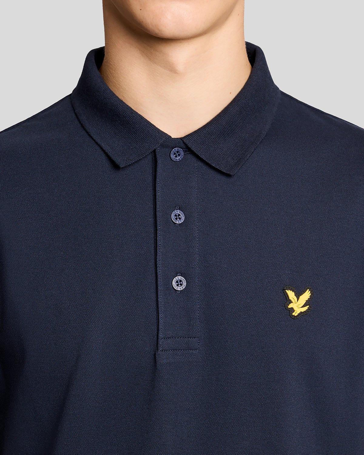 Un homme porte un polo de sport bleu marine foncé