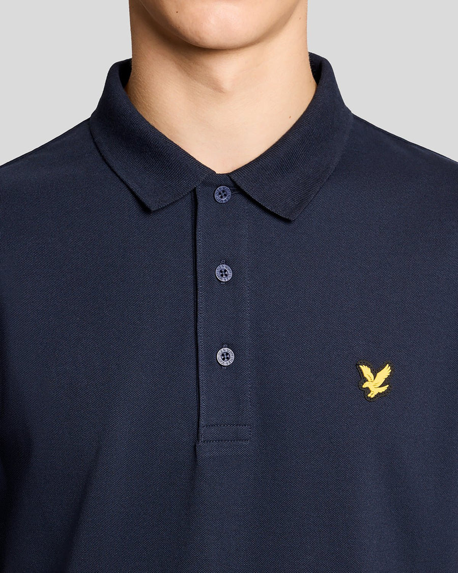 Un homme porte un polo de sport bleu marine foncé