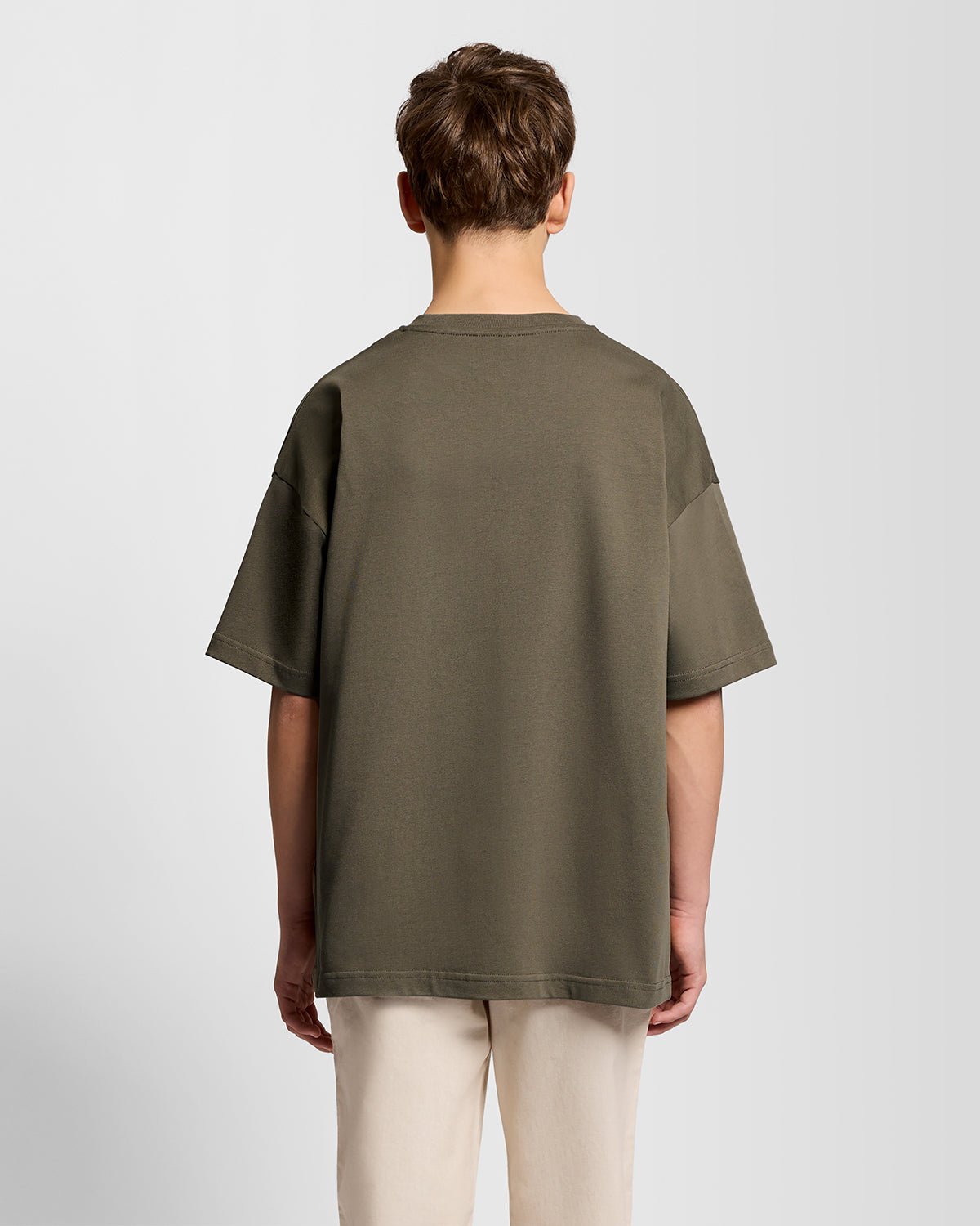 Homme portant un t-shirt ample épais, couleur kaki cendré