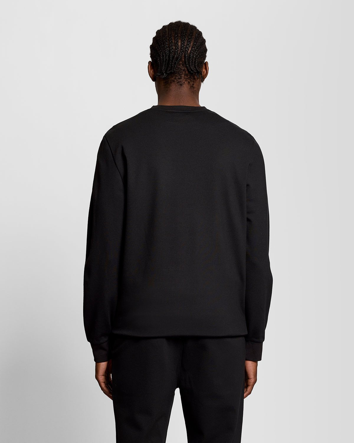 Homme portant un sweat-shirt léger de sport noir de jais