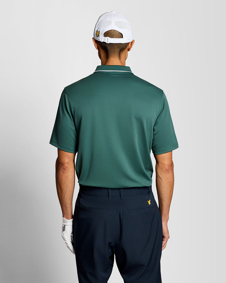 Un homme porte un polo technique à bordures dans la collection Mediterranea