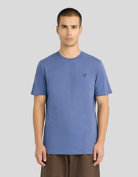 Man draagt een T-shirt van superfijn katoen in de kleur Smoke Blue