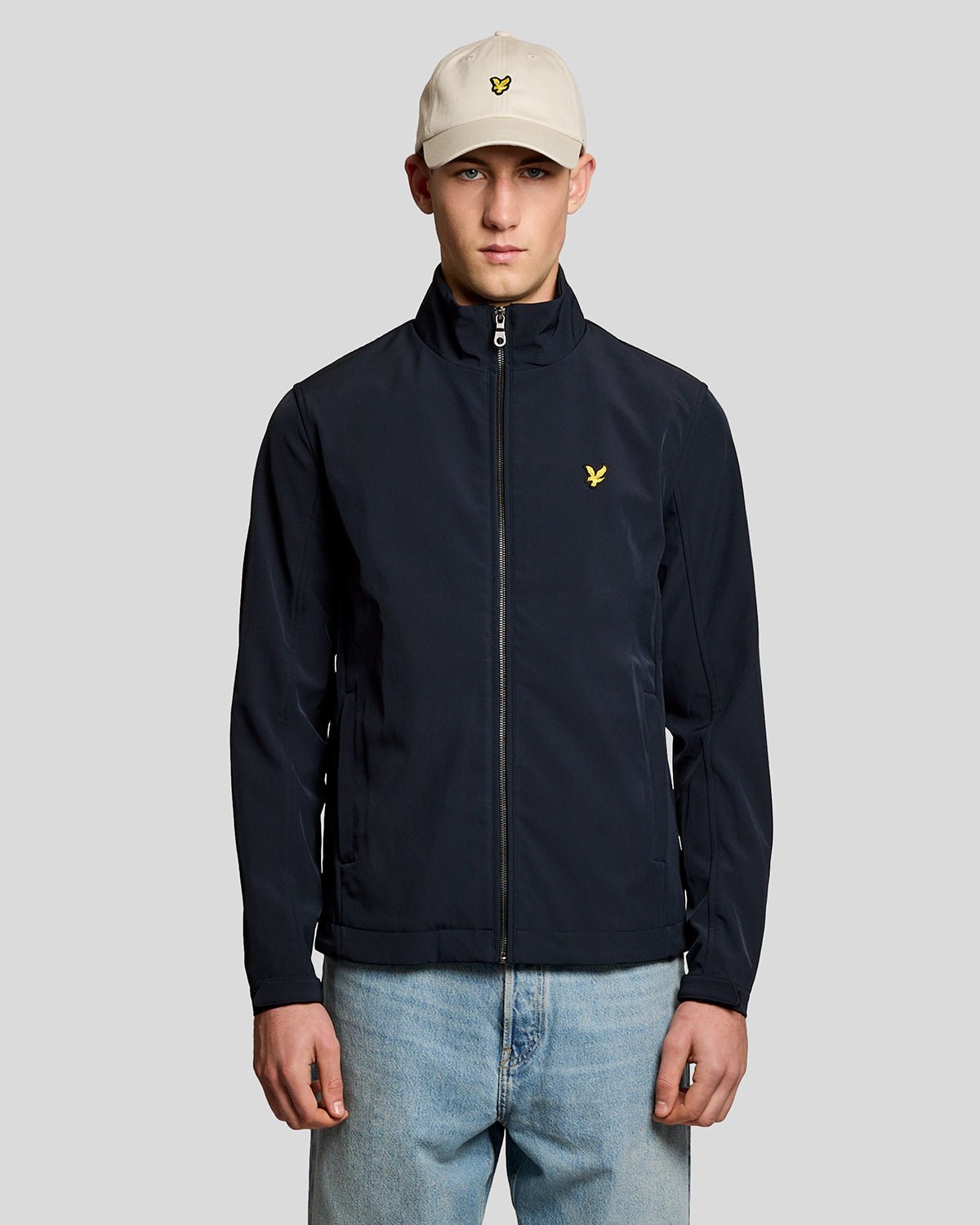 Homme portant une veste softshell à dos en maille, bleu marine foncé