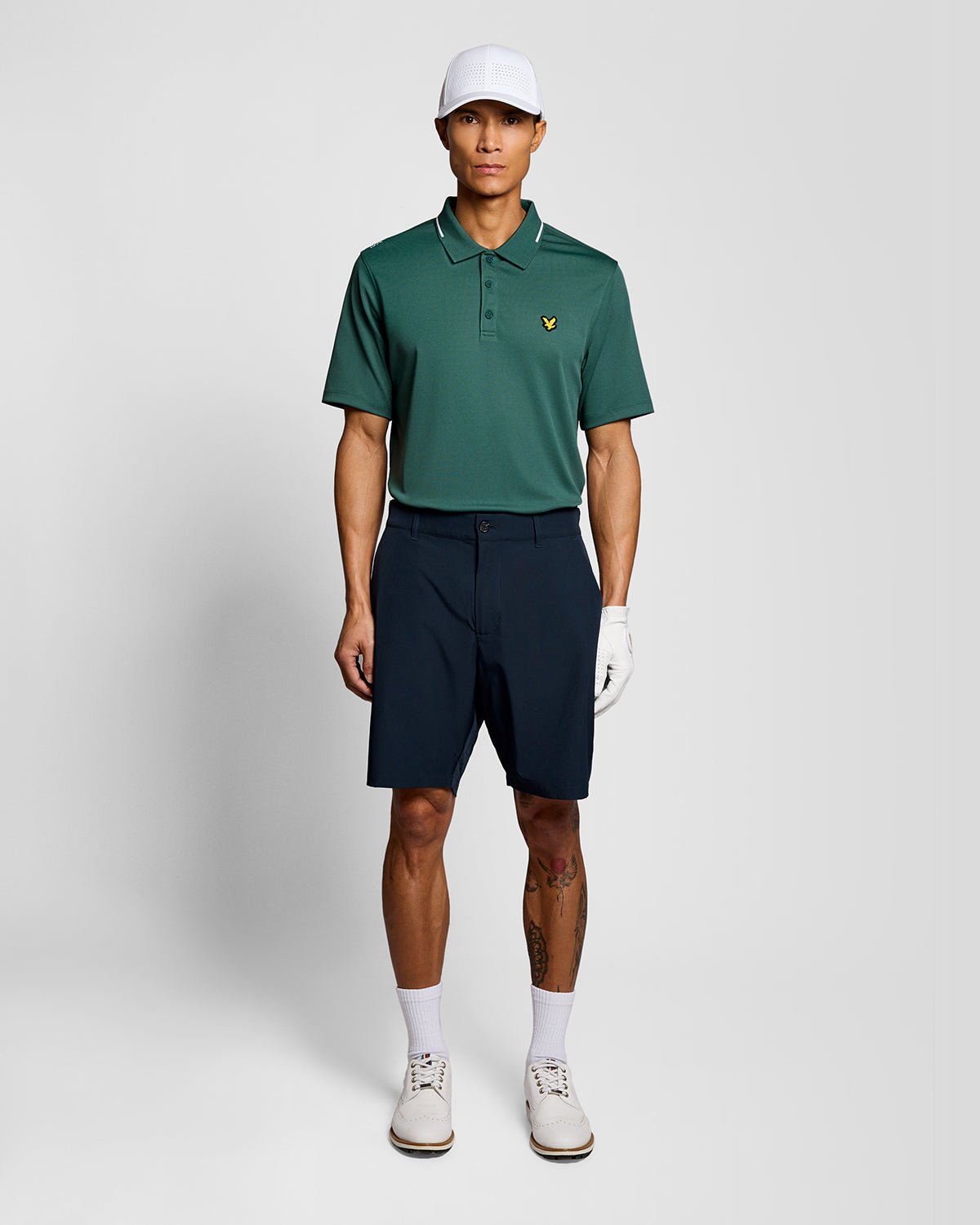 Un homme porte un polo technique à bordures dans la collection Mediterranea