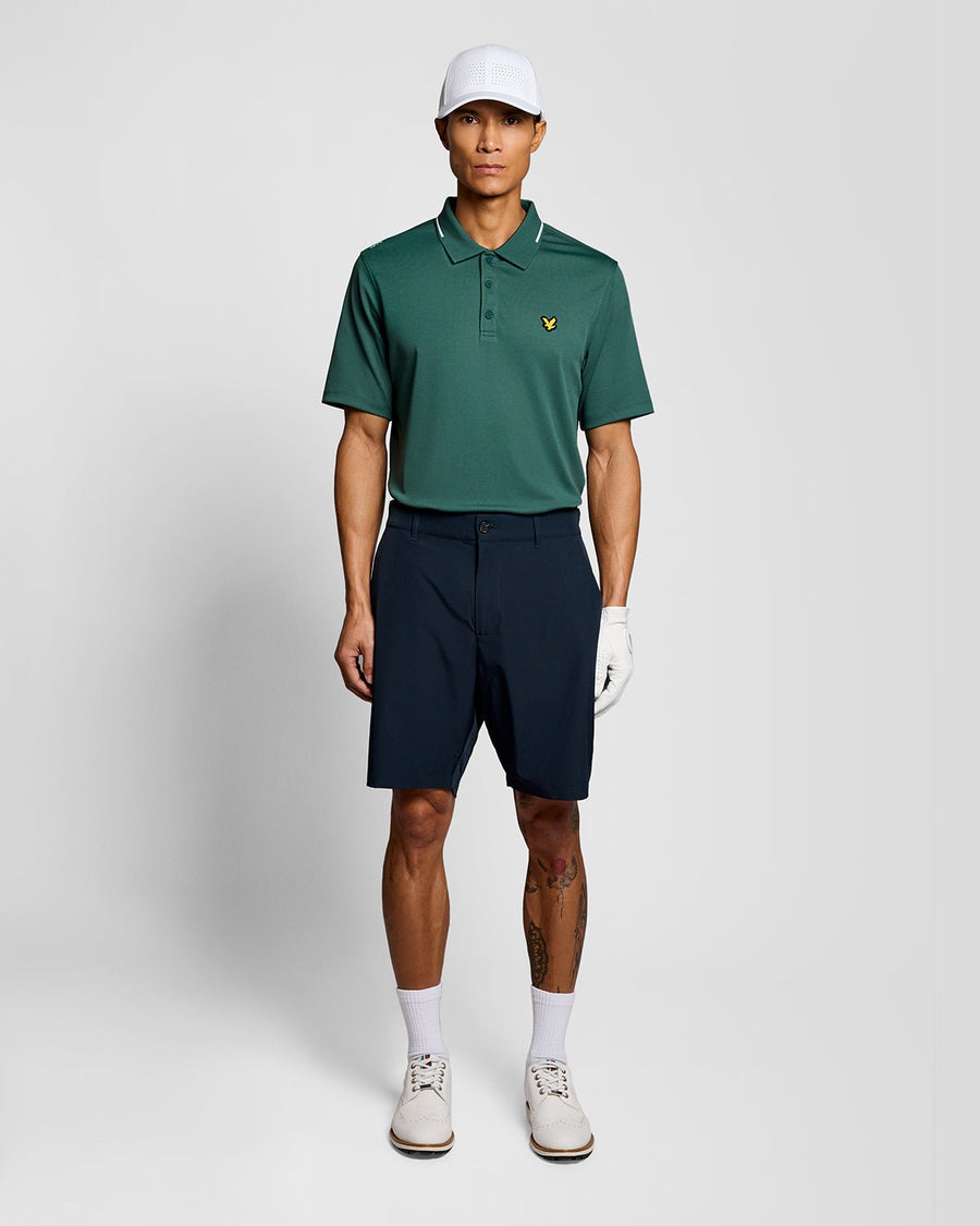 Un homme porte un polo technique à bordures dans la collection Mediterranea