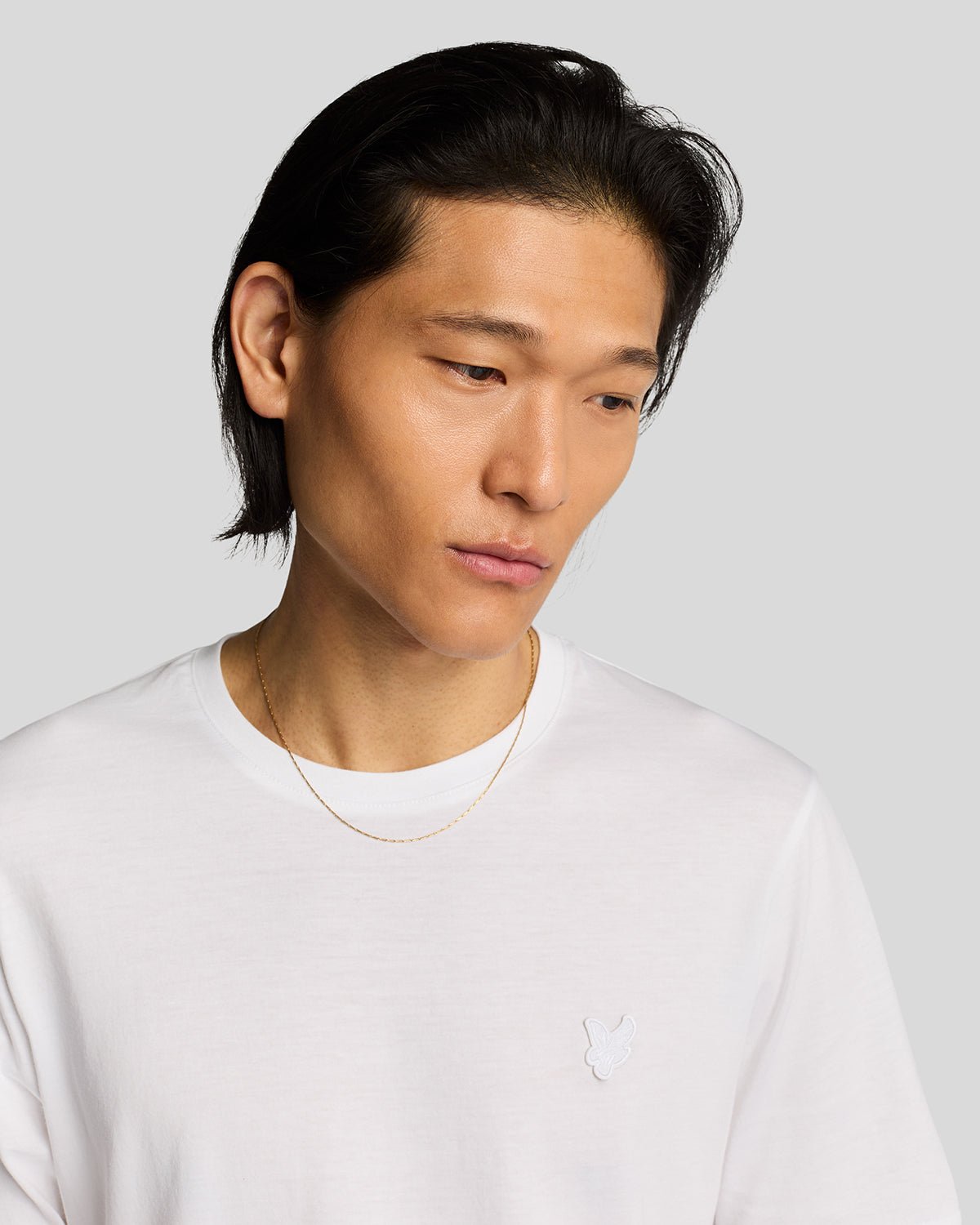 Homme portant un t-shirt en coton ultra-fin blanc