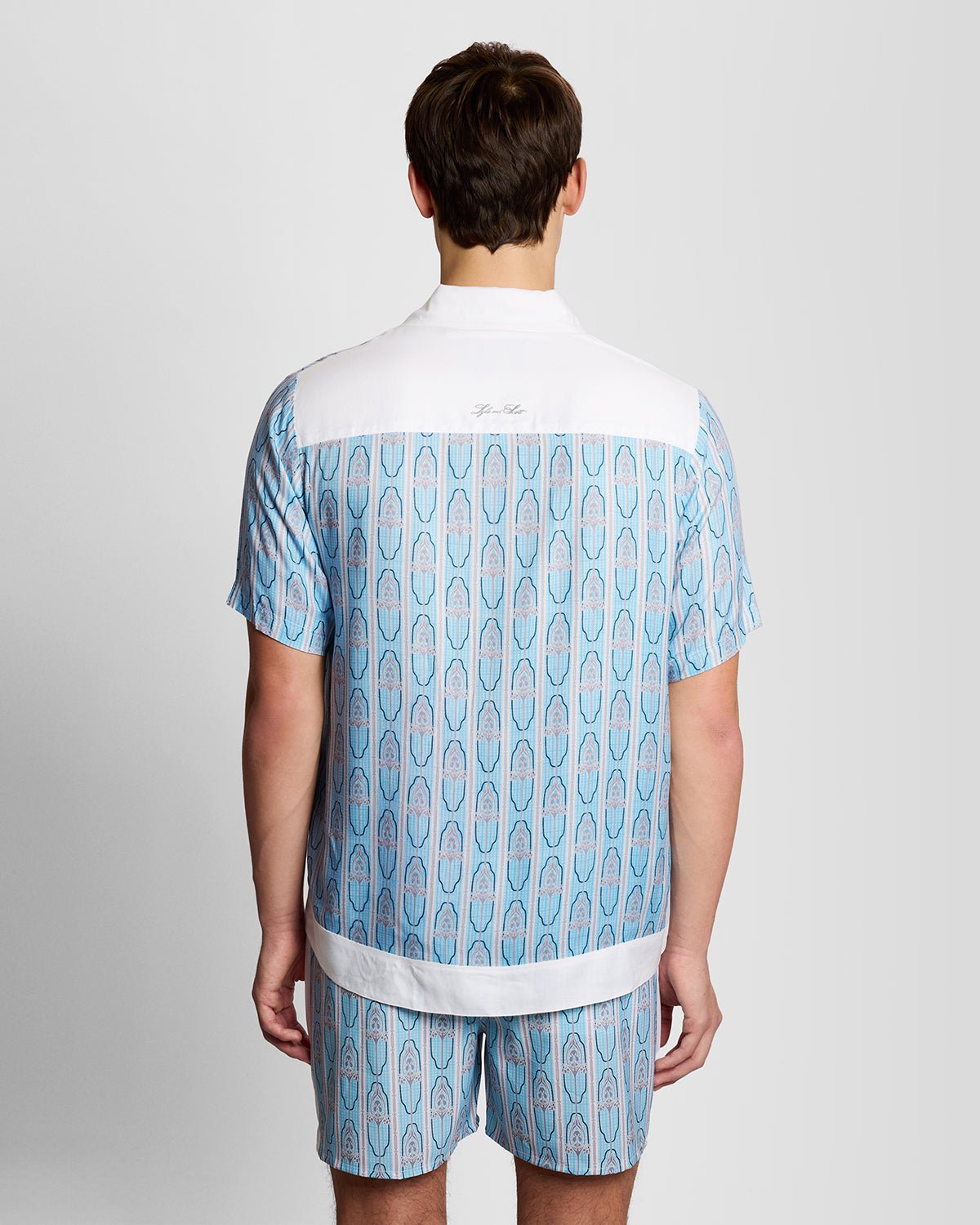 Homme portant une chemise à manches courtes à motif floral, couleur crème amande/bleu de Parme