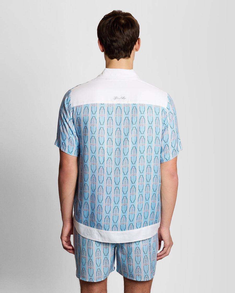 Homme portant une chemise à manches courtes à motif floral, couleur crème amande/bleu de Parme