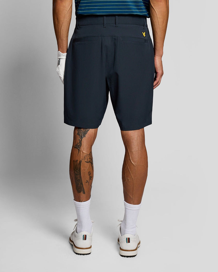 Un homme porte un short technique léger bleu marine foncé