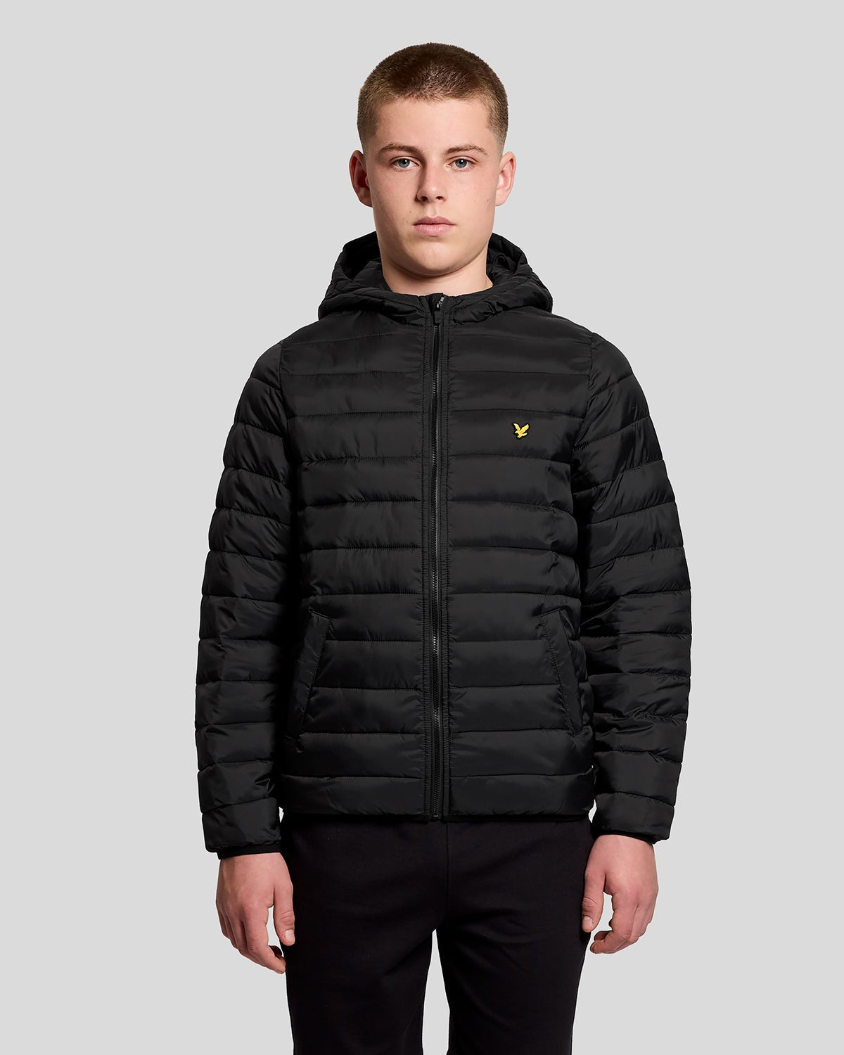 Hombre con chaqueta acolchada plegable en negro azabache
