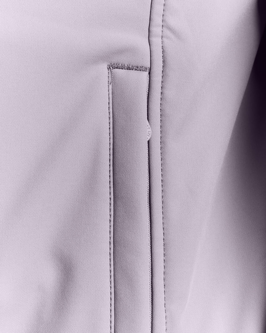 Hombre con chaqueta softshell con forro polar en color lila ceniza