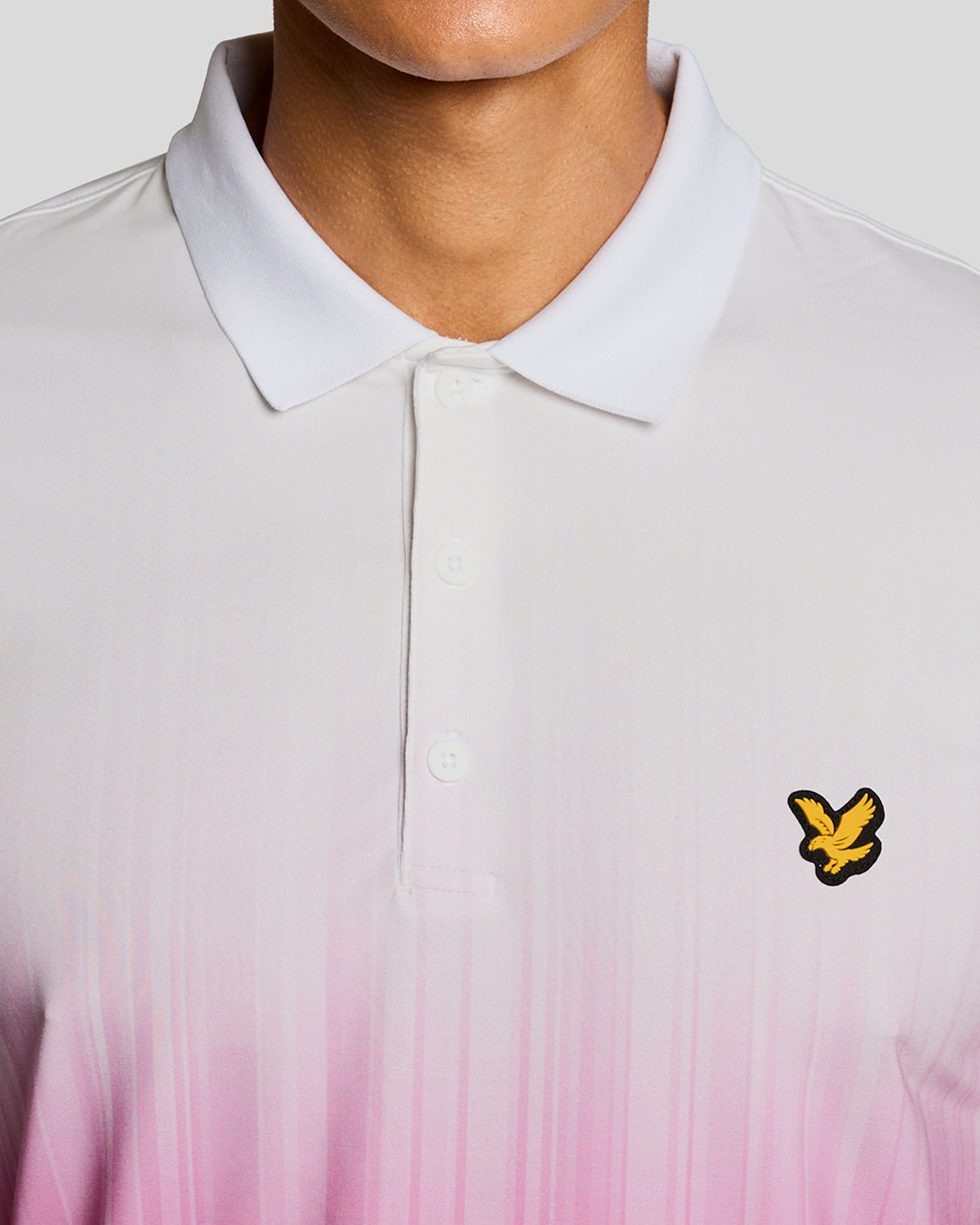 Un homme porte un polo dégradé de couleur TECHNO PURPLE