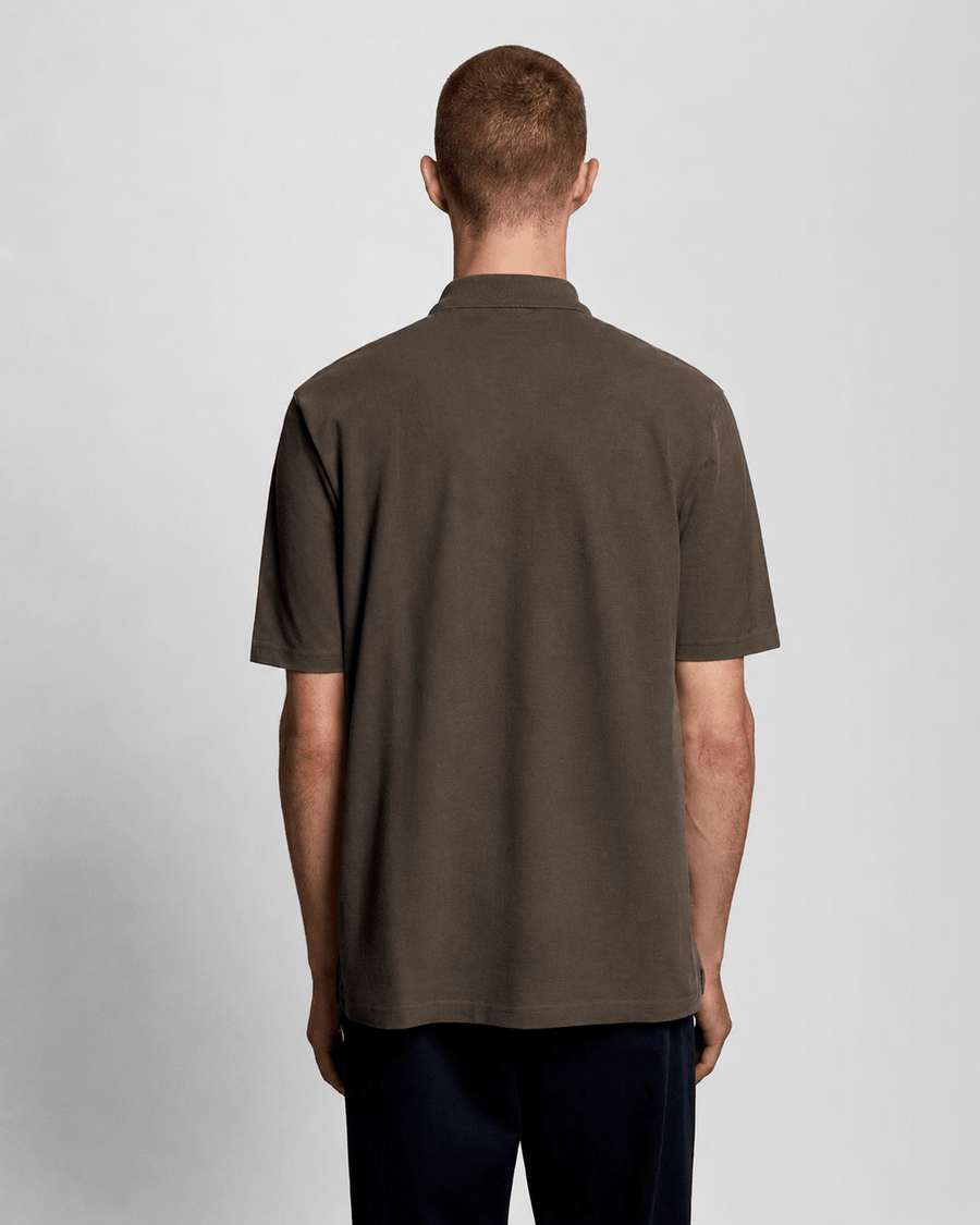 Homme portant un polo en coton épais, noir mat