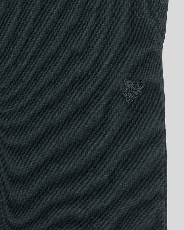Il ragazzo indossa Tonal Eagle in blu scuro