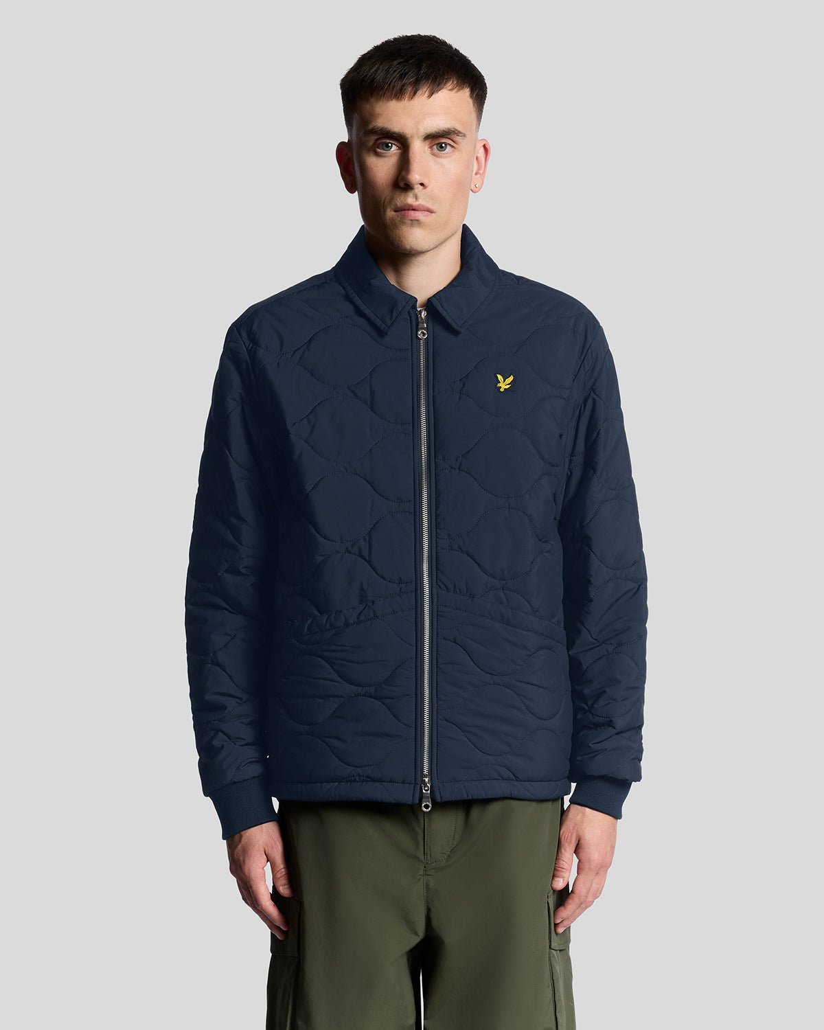 Homme portant une veste matelassée ripstop imperméable, bleu marine foncé