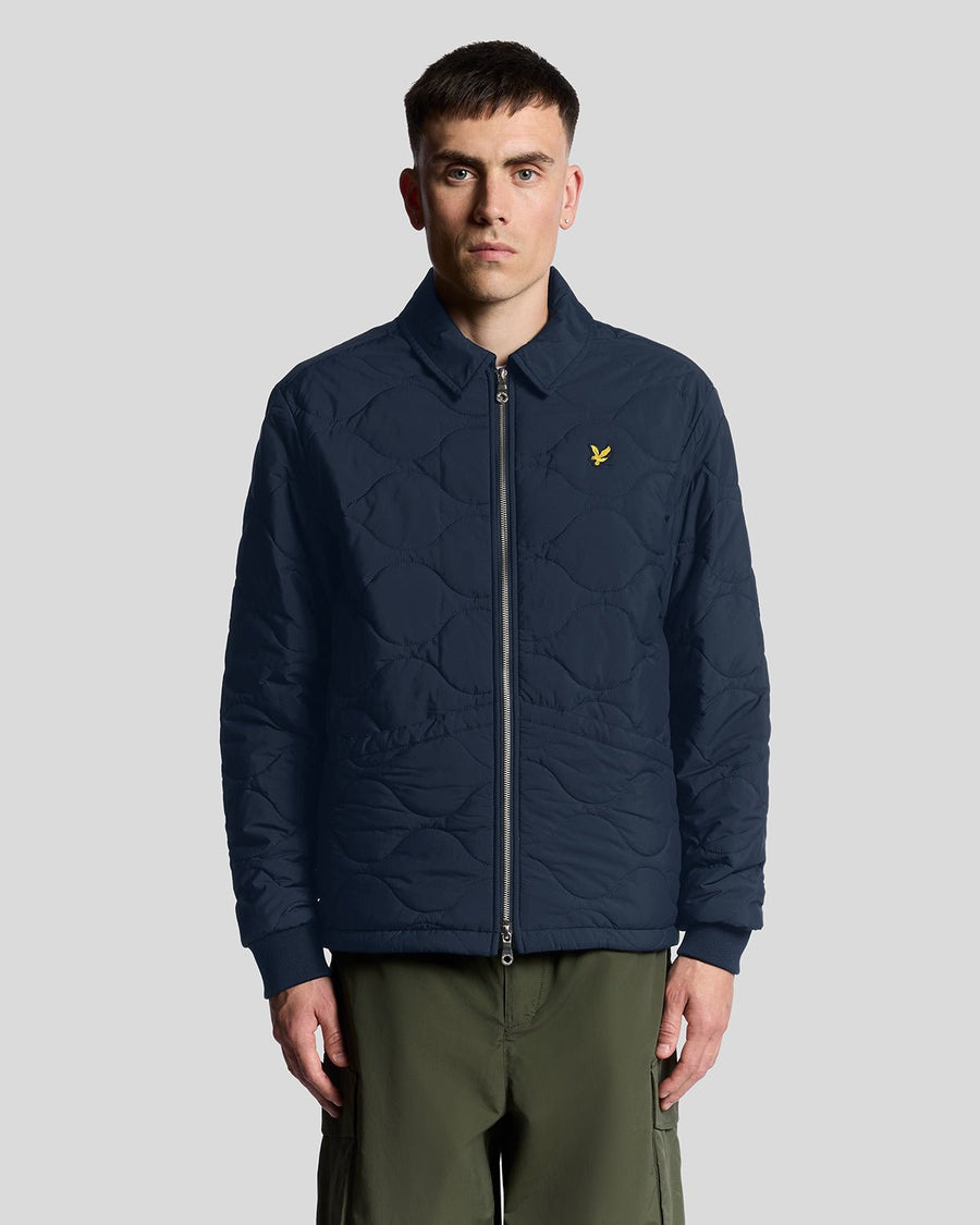 Homme portant une veste matelassée ripstop imperméable, bleu marine foncé
