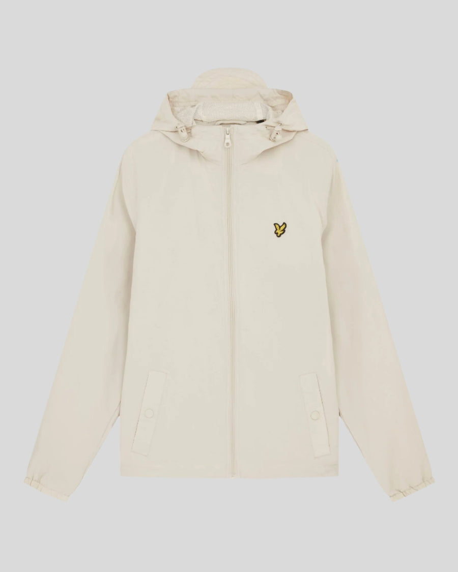 Un homme porte une veste à capuche imperméable à Cove