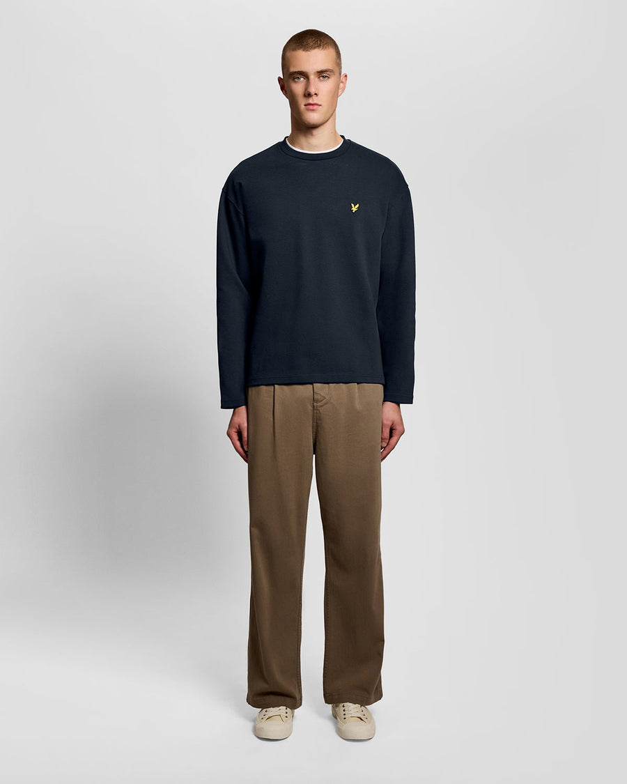 Homme portant un sweat-shirt à col rond en jacquard gaufré, bleu marine foncé