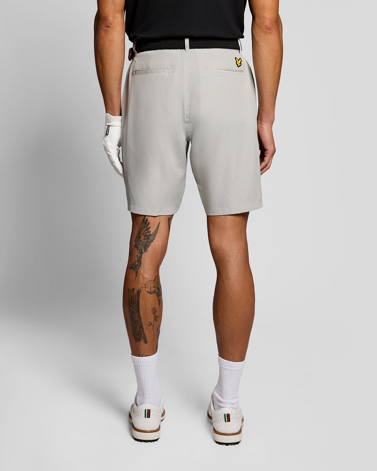 Homme portant un short à 5 poches couleur Cloud