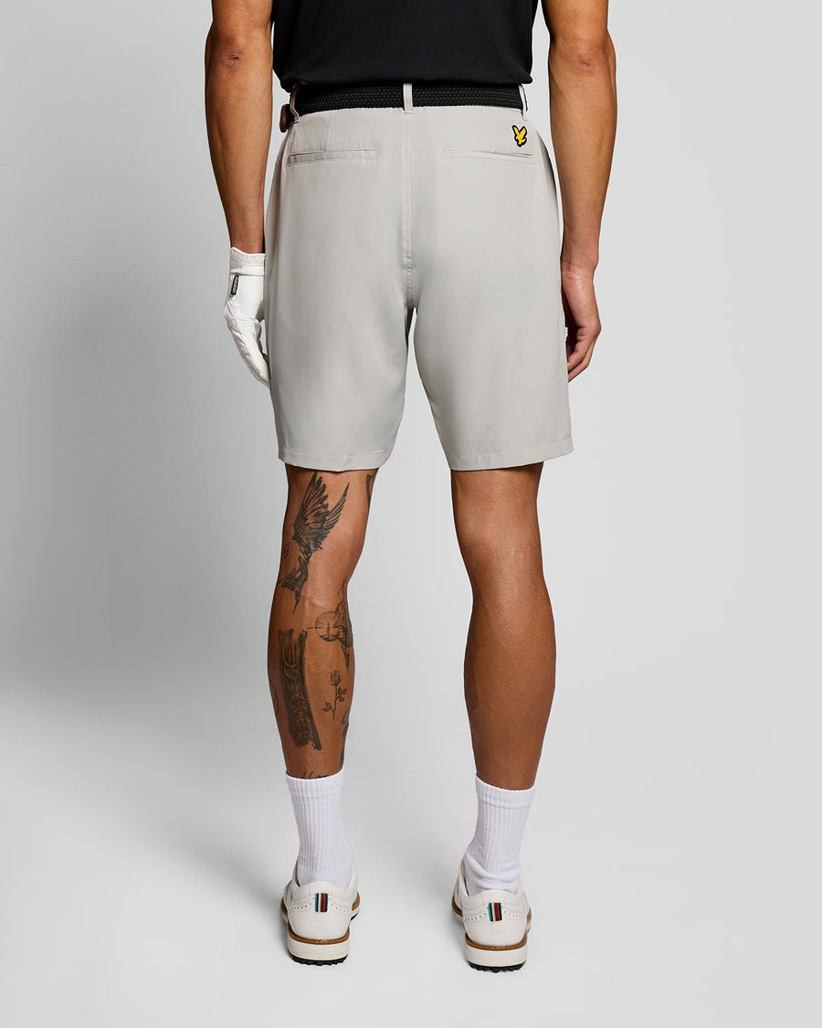 Homme portant un short à 5 poches couleur Cloud