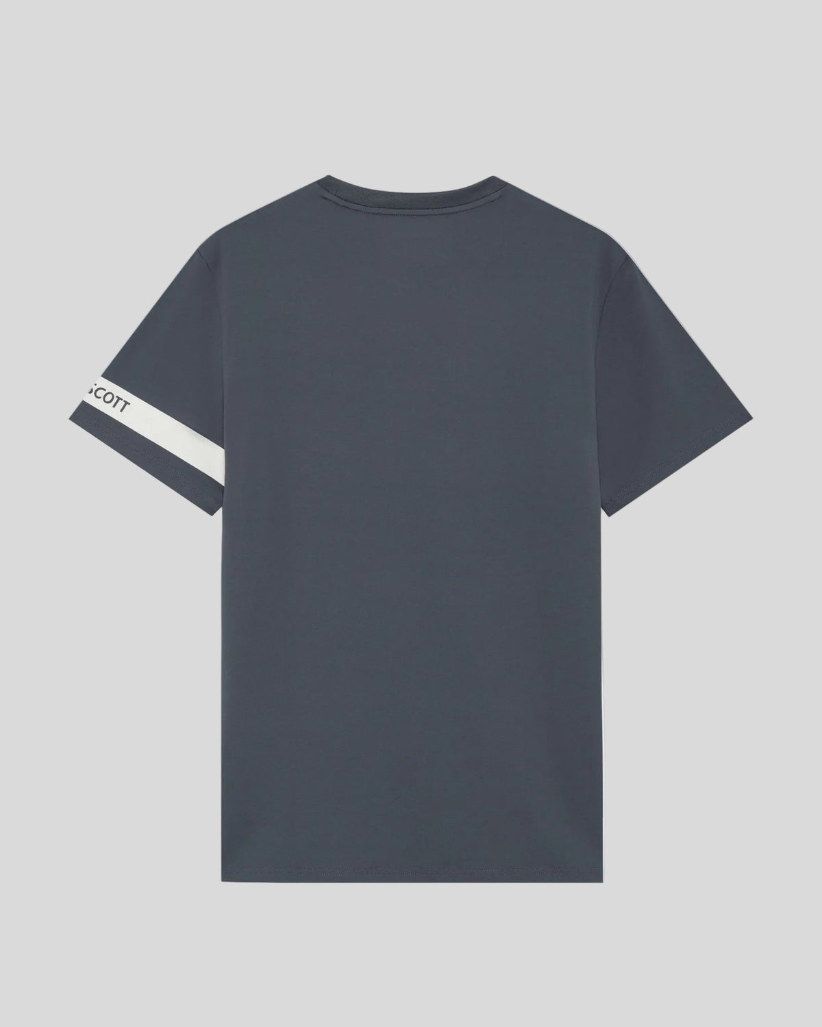 Un homme porte un t-shirt à manches sportives « Turbulence »