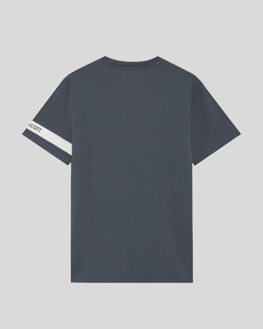 Un homme porte un t-shirt à manches sportives « Turbulence »