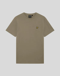Un homme porte un t-shirt à col rond « Everyday Cotton » à Woolwich