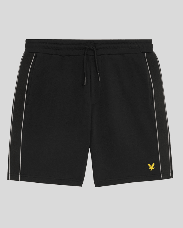 Homme portant un short de sport en bande adhésive, couleur noir de jais