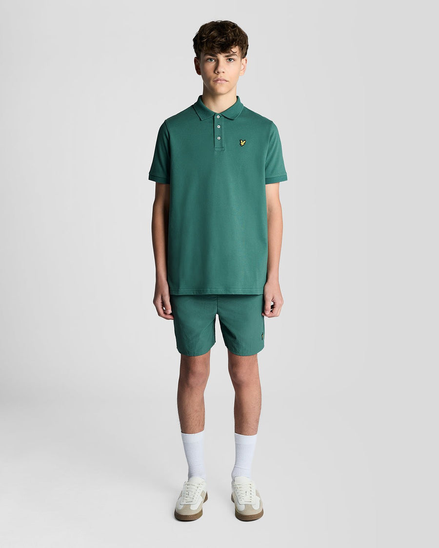 Un homme porte un polo en coton dans les Everglades