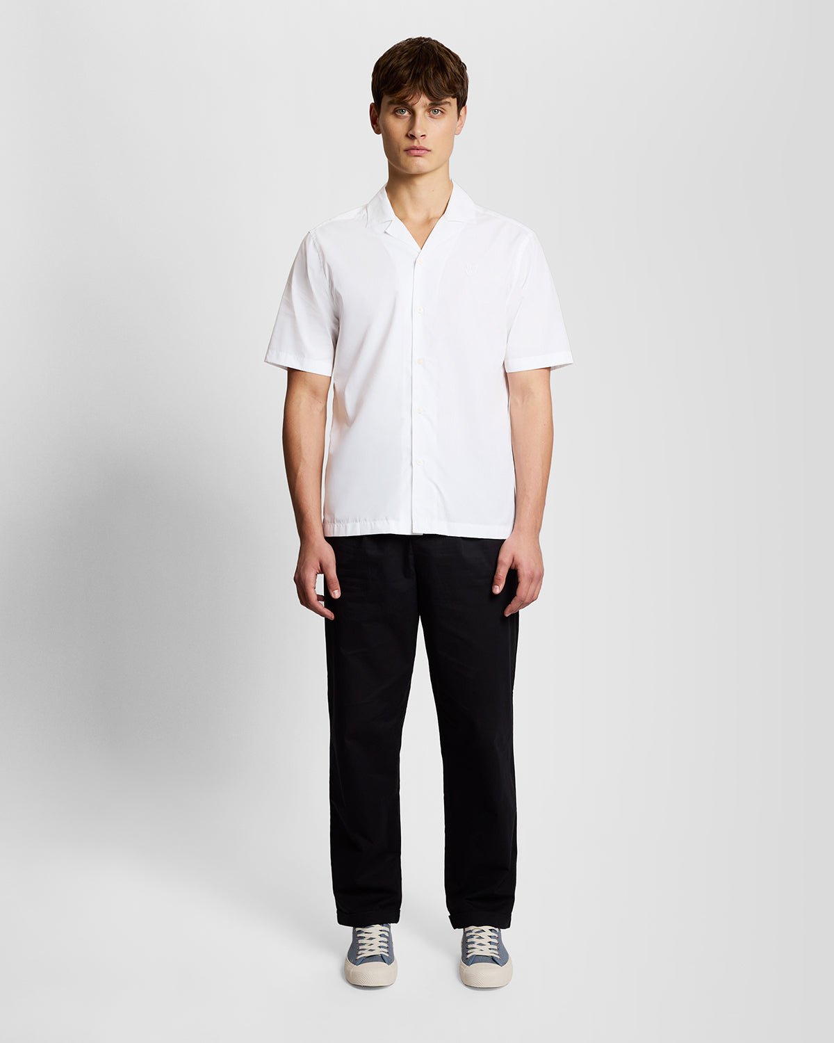 Uomo con camicia in popeline con colletto Revere, colore bianco