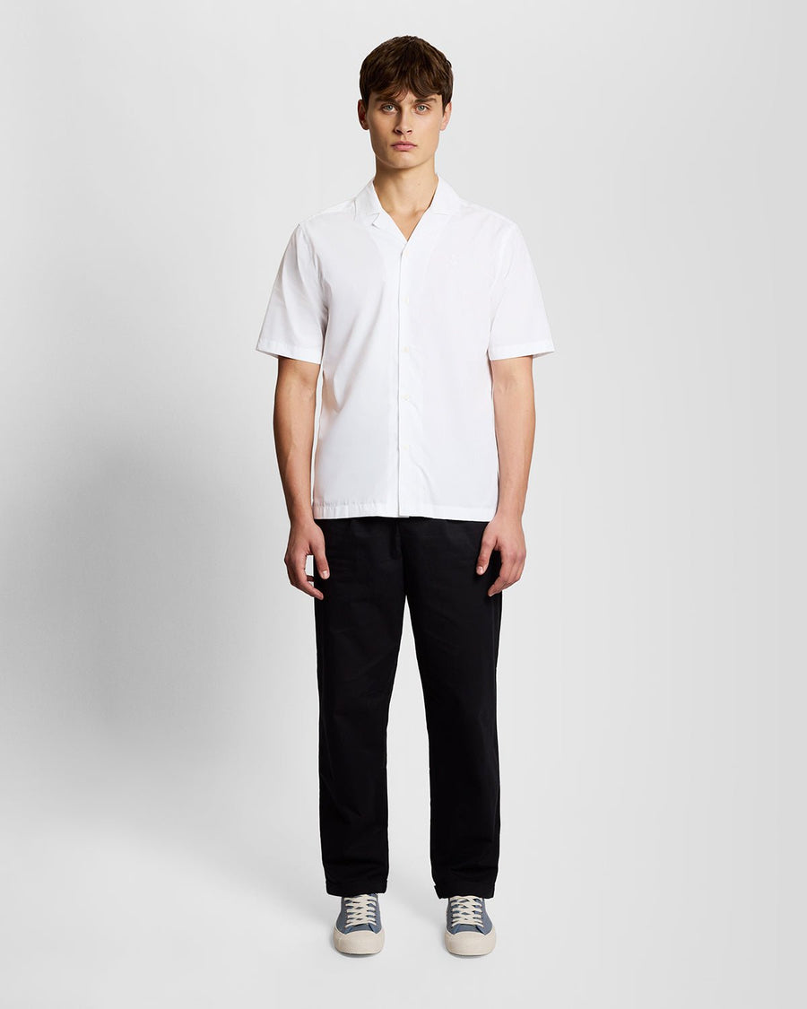 Uomo con camicia in popeline con colletto Revere, colore bianco