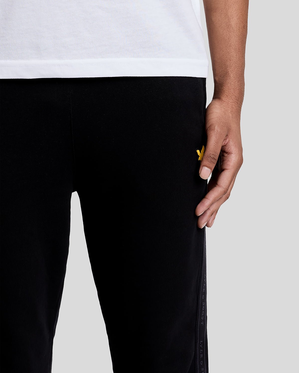 Uomo con pantaloni da jogging con fascia elastica in nero corvino