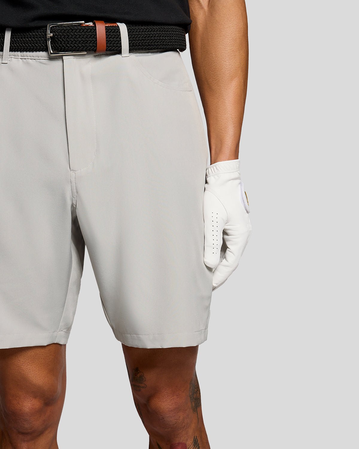 Homme portant un short à 5 poches couleur Cloud