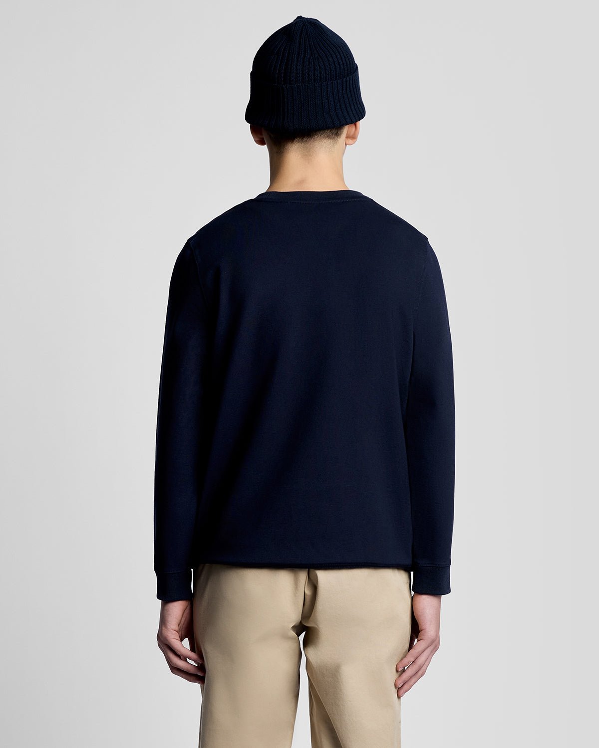 Homme portant un sweat-shirt léger de sport bleu nuit