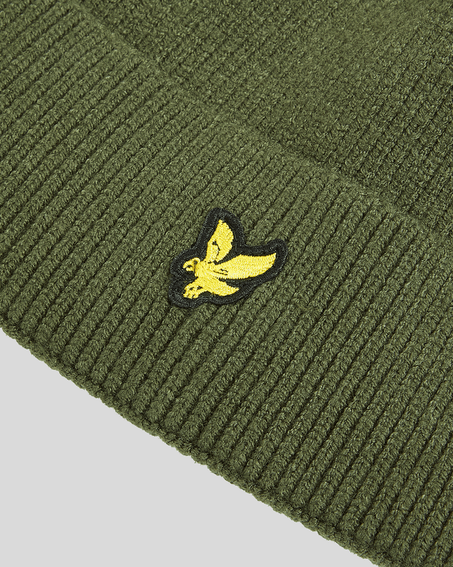 Un niño lleva un gorro de punto en las profundidades