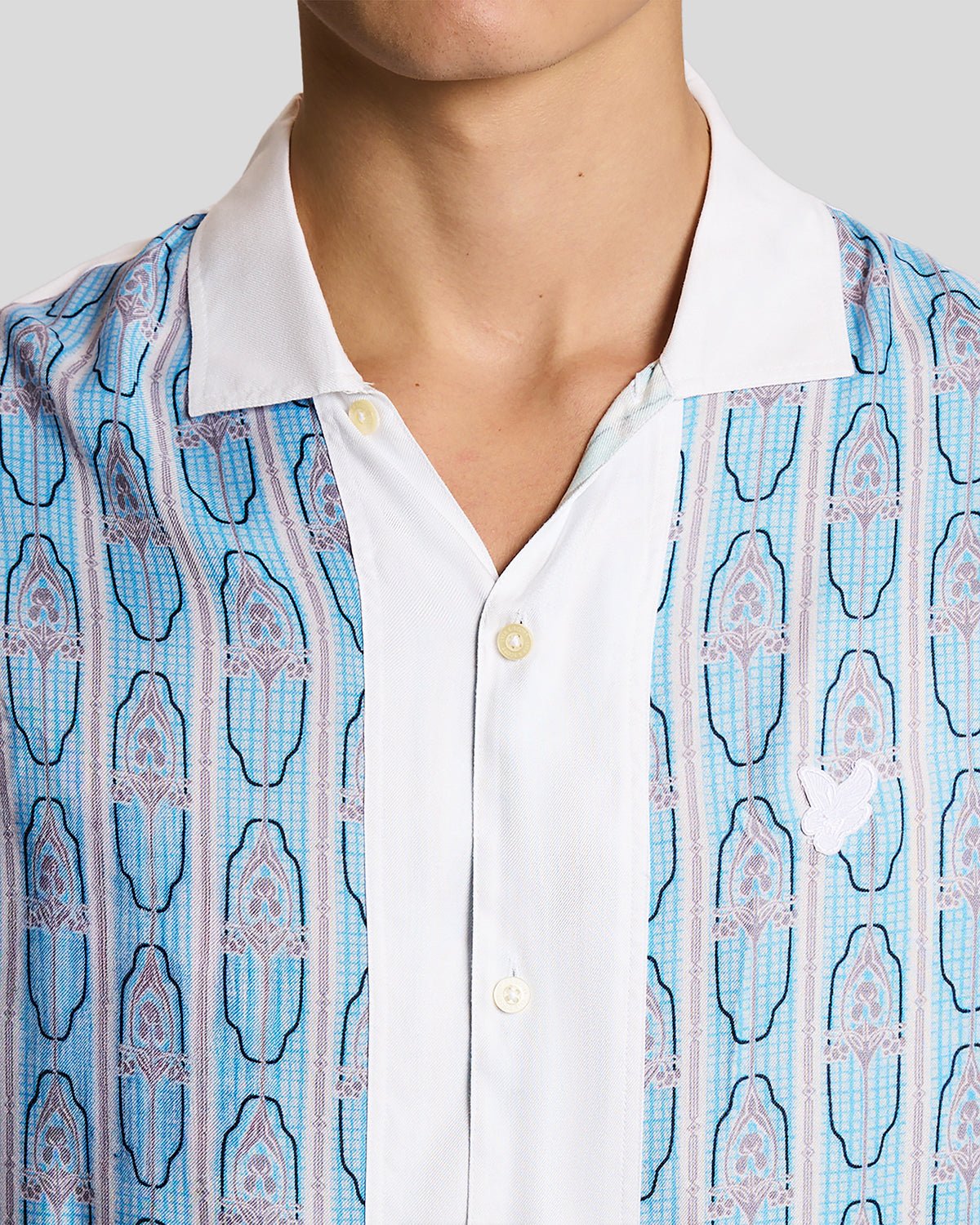 Homme portant une chemise à manches courtes à motif floral, couleur crème amande/bleu de Parme