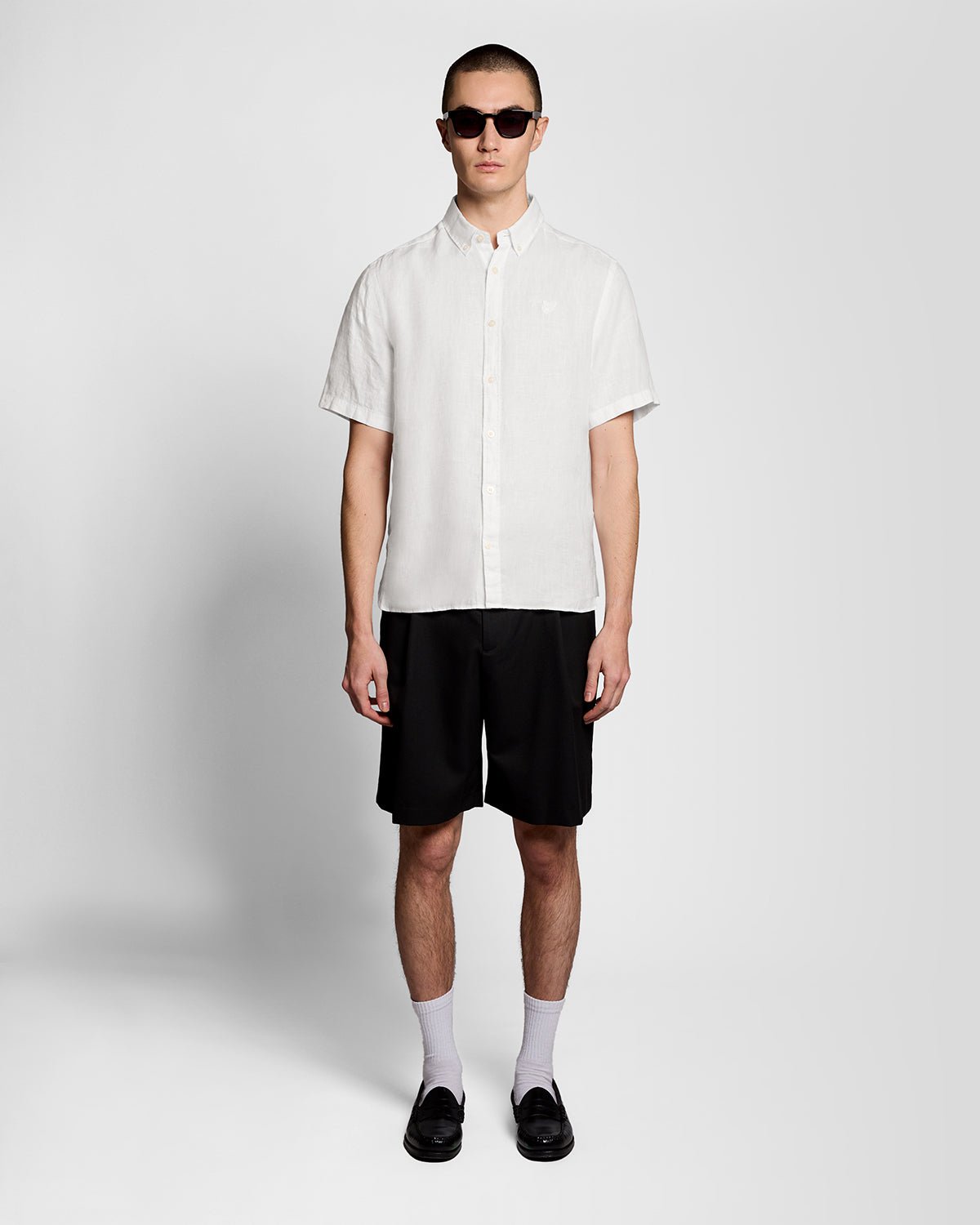 Un homme porte une chemise en lin à manches courtes blanche