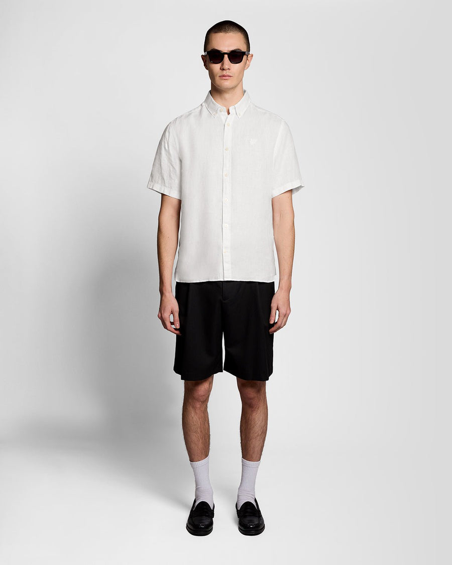 Un homme porte une chemise en lin à manches courtes blanche