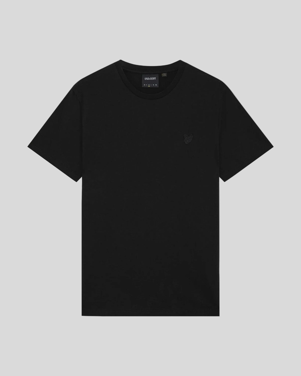 Homme portant un t-shirt en coton ultra-fin noir de jais