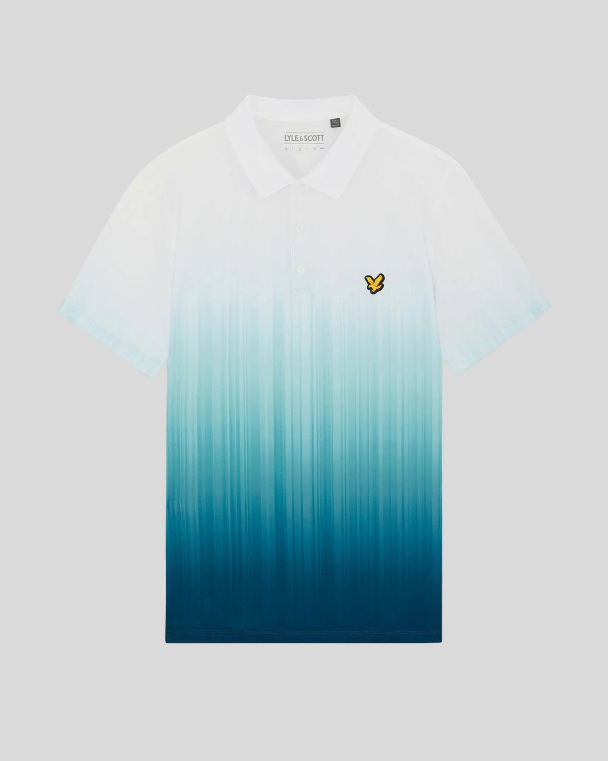 Un homme porte un polo dégradé bleu aigue-marine