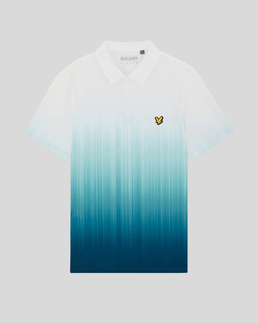 Un homme porte un polo dégradé bleu aigue-marine