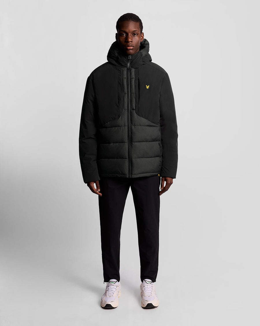 Man draagt een Sports Hybrid-pufferjack in Jet Black