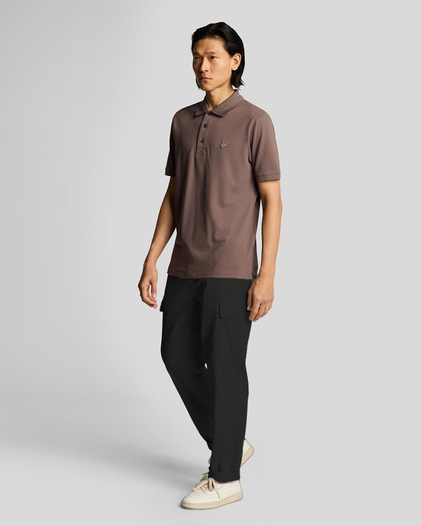 Uomo con pantaloni con tasche cargo in nero jet