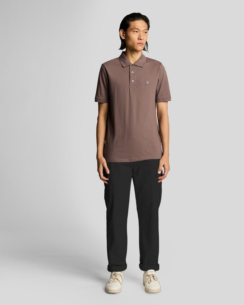 Uomo con pantaloni con tasche cargo in nero jet
