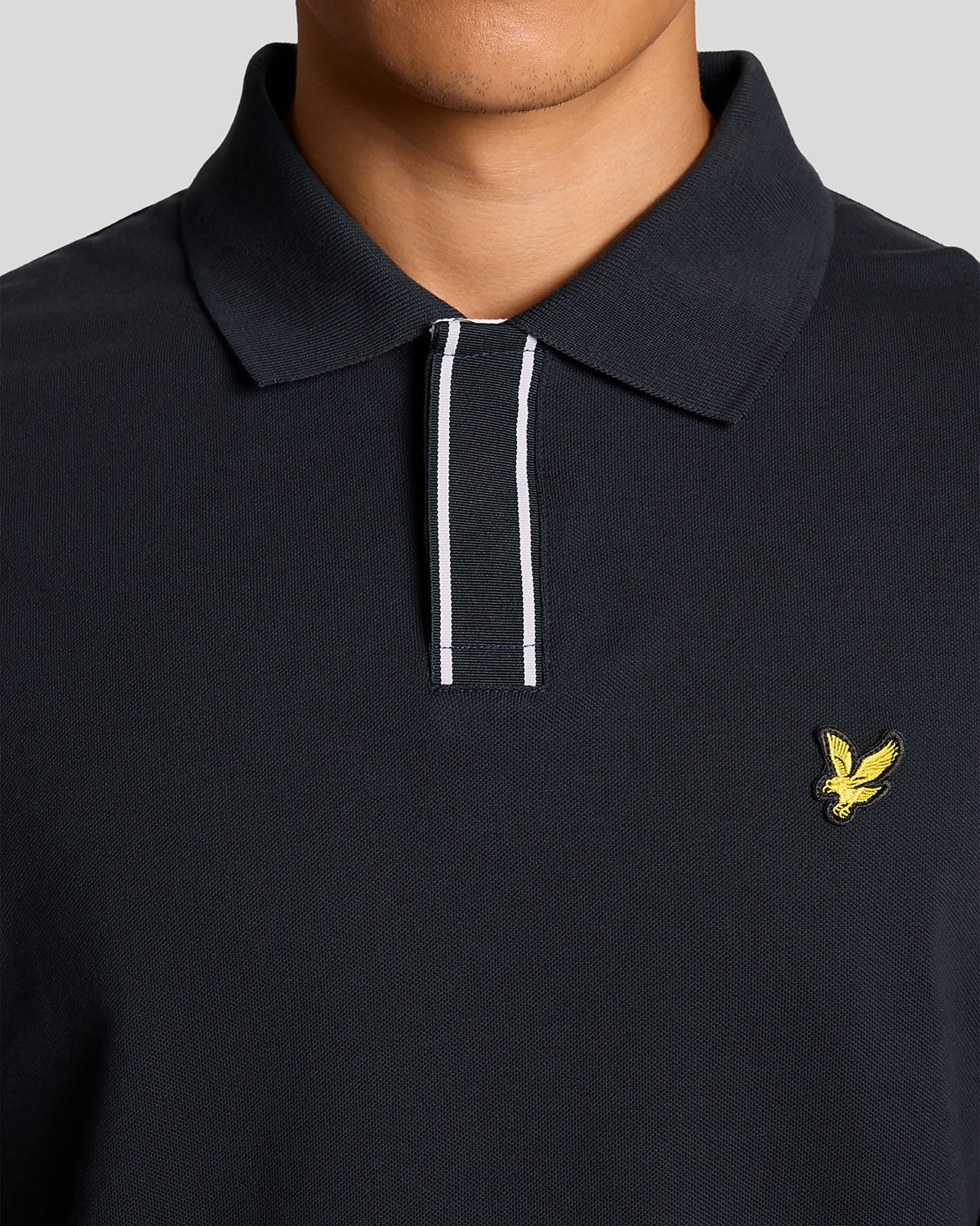 Uomo con polo con abbottonatura a punta in blu navy scuro