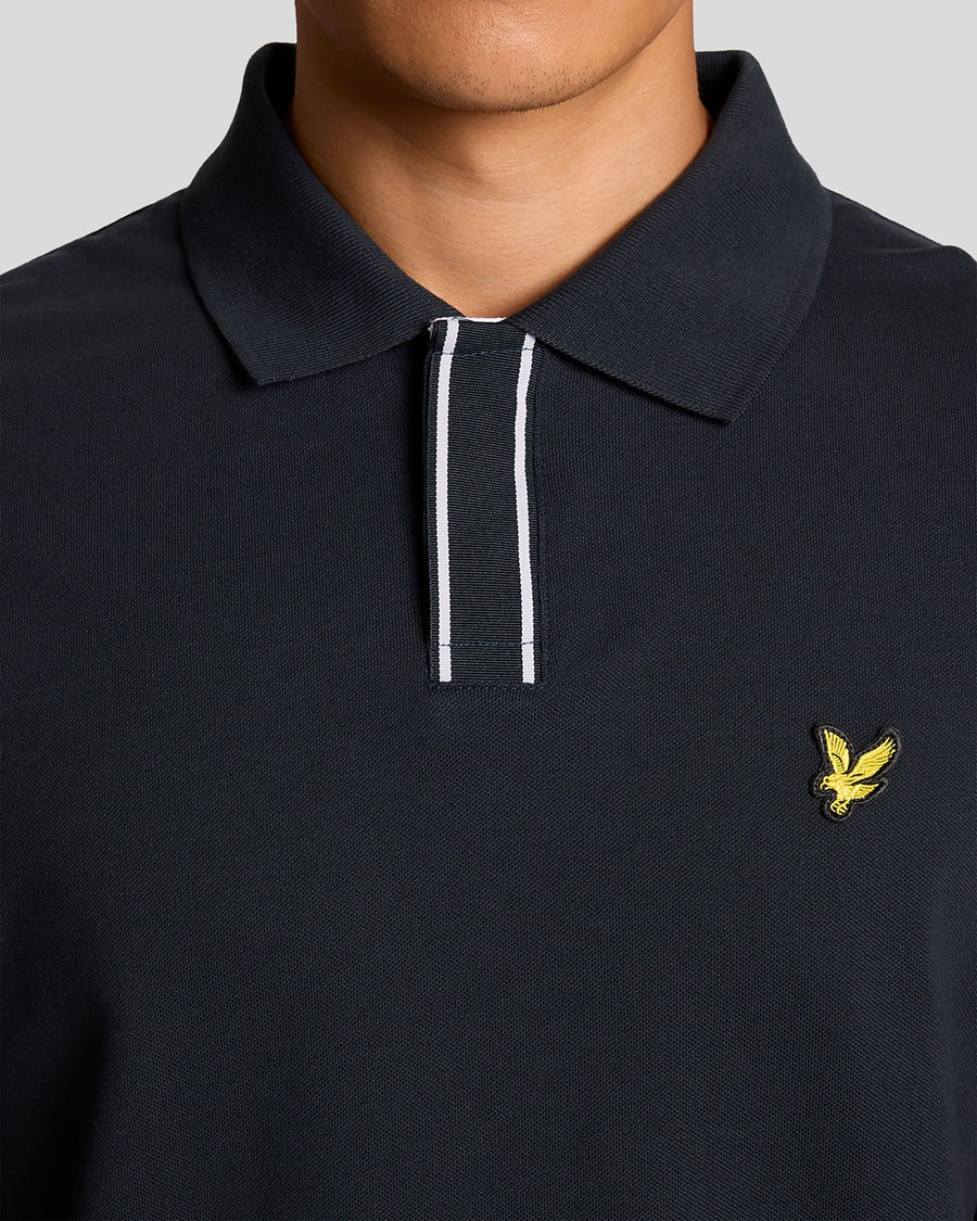 Uomo con polo con abbottonatura a punta in blu navy scuro