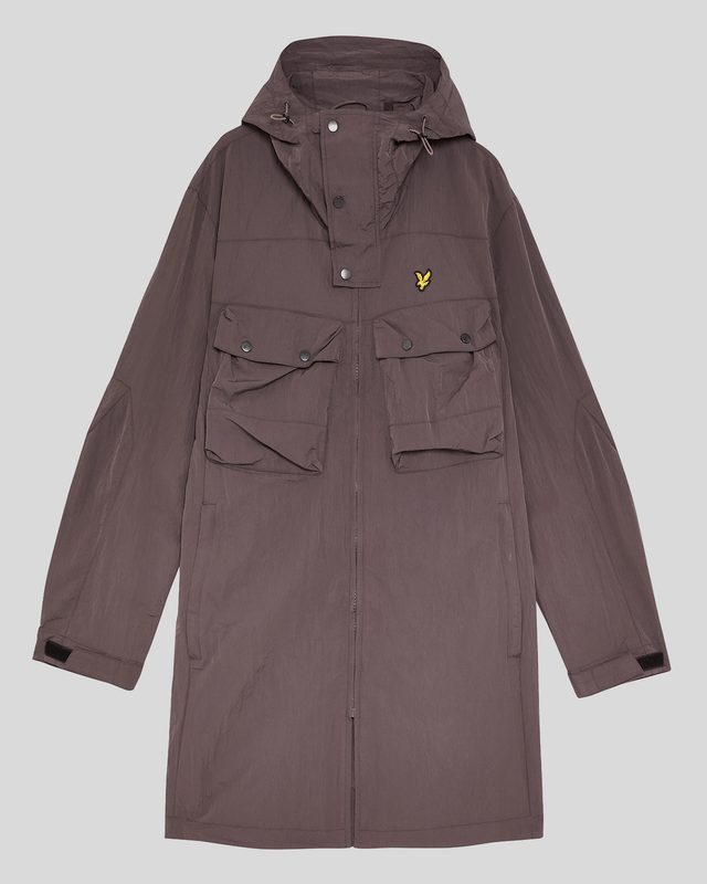 Un homme porte une parka Water Resistant Guard couleur espresso