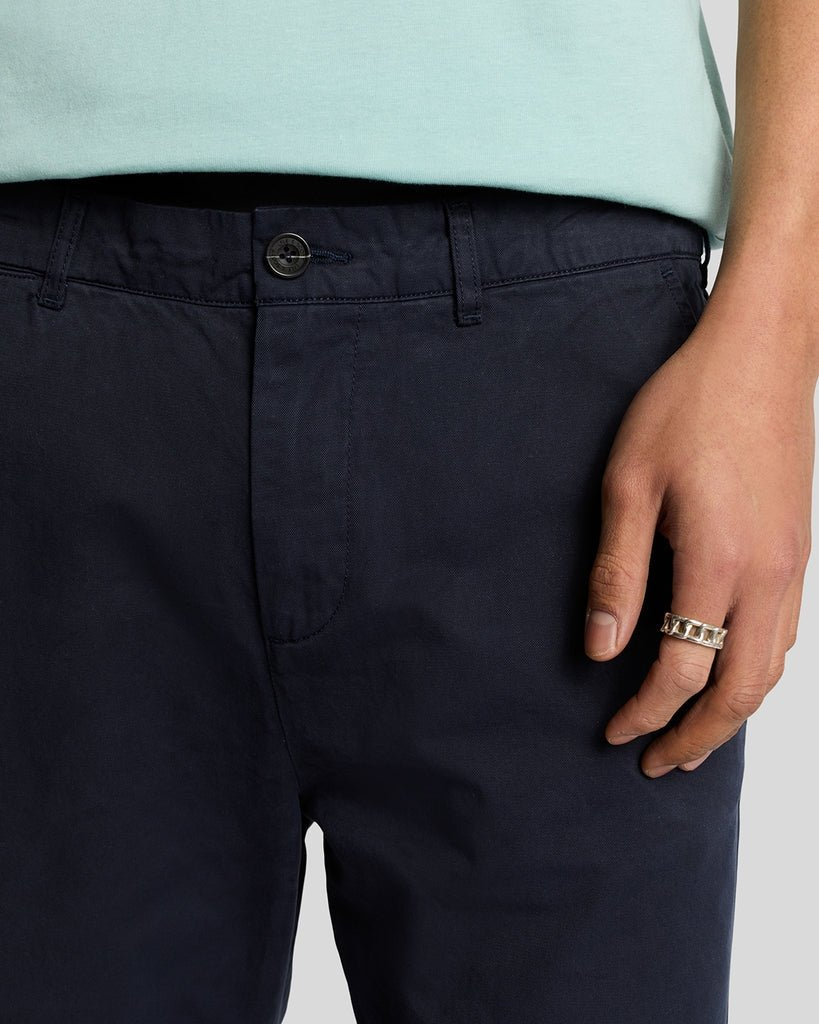 Mann trägt eine dunkelblaue Chino-Shorts