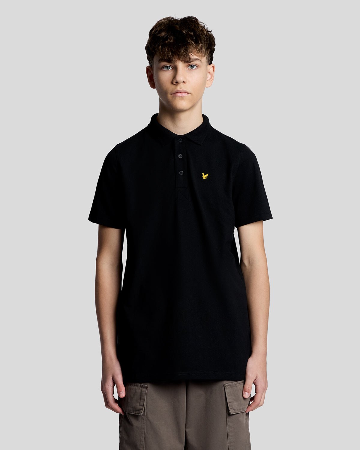 Un homme porte un polo de sport noir de jais