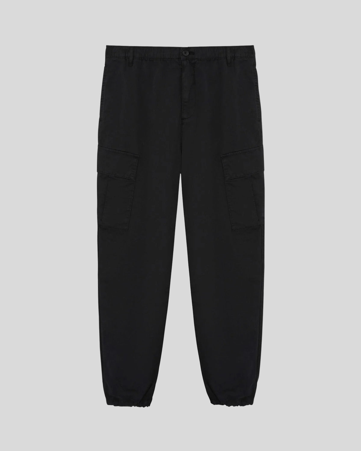 Uomo con pantaloni cargo con risvolto in nero corvino